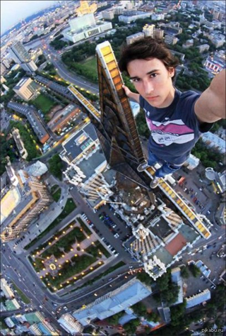 Illustration for article titled The craziest of the Russian city climbers is beyond insane